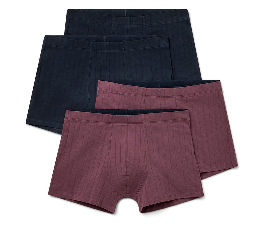 Cztery pary bokserek.