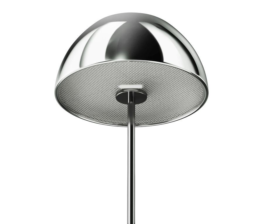 Srebrna lampa podłogowa z kopułowym kloszem i metalową siatką.