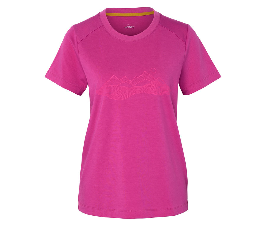 Różowa koszulka z motywem górskim na białym tle.