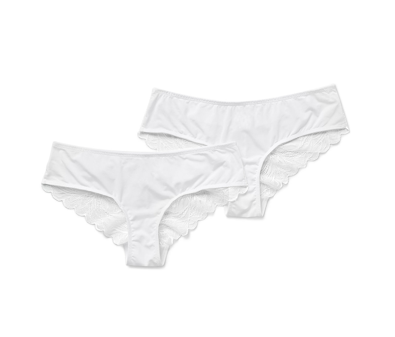 Dwie pary białych fig brazylijskich z koronką leżą obok siebie.