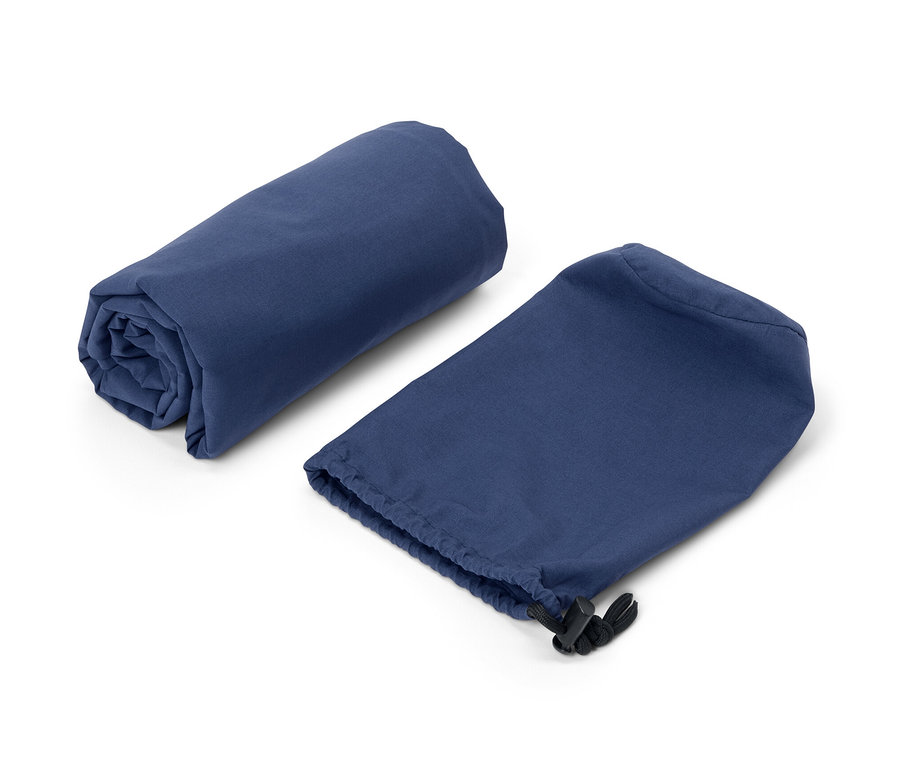 Zrolowany wkład do śpiwora i jego pokrowiec.