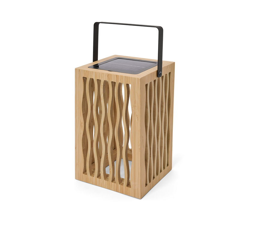 Lampion solarny z czarnym uchwytem i drewnianą ramą.