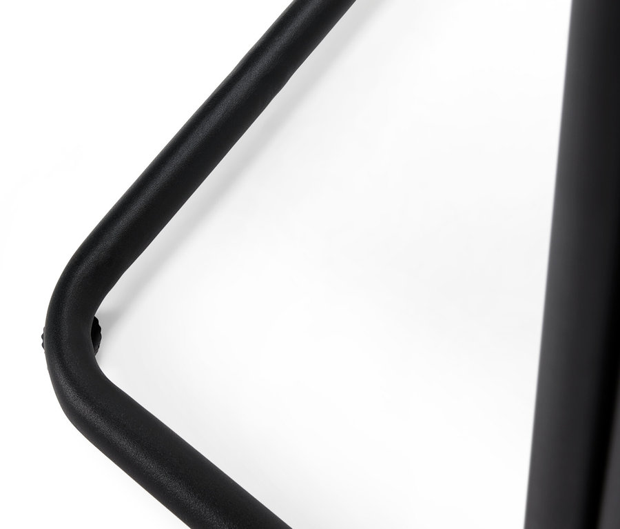 Szczegółowe ujęcie aluminiowego stolika na białym tle.