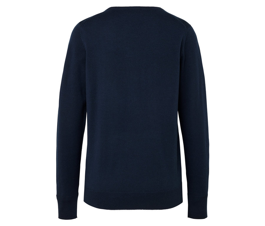 Granatowy sweter z długimi rękawami.