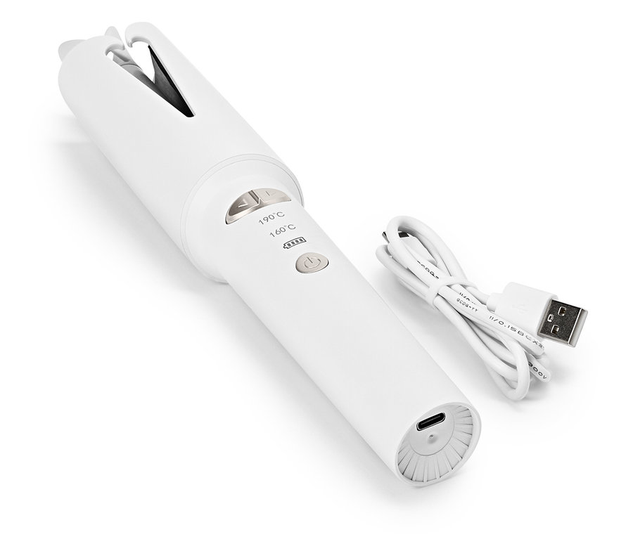 Biała, bezprzewodowa lokówka z regulacją temperatury i kablem do ładowania USB leży na białym tle.