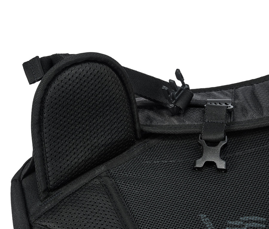 Szczegółowy widok czarnego plecaka z siatkową strukturą i plastikowymi zapięciami.