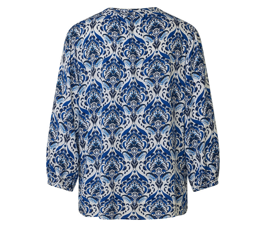 Widok z tyłu biało-niebieskiej wzorzystej bluzki.