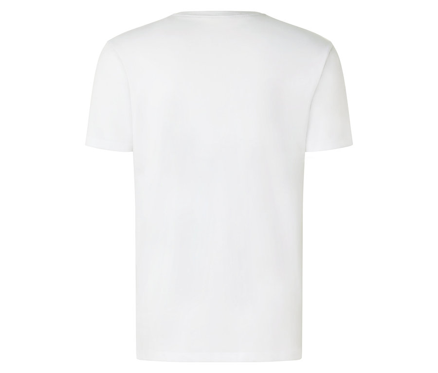 Zbliżenie na zwykły, biały T-shirt.