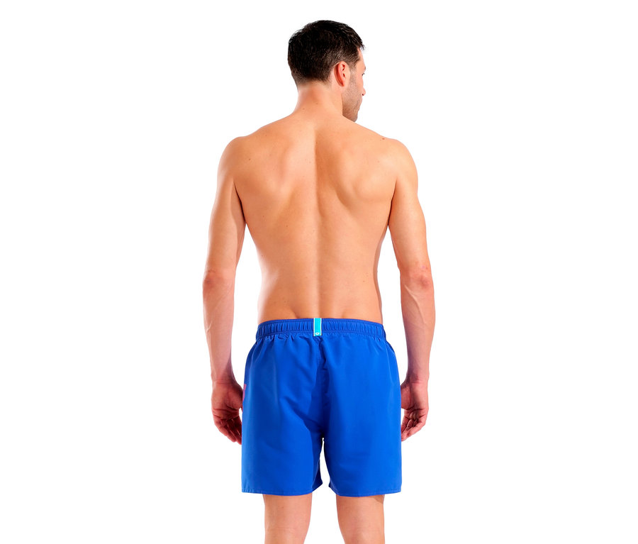Widok z tyłu mężczyzny w niebieskich szortach kąpielowych na białym tle.