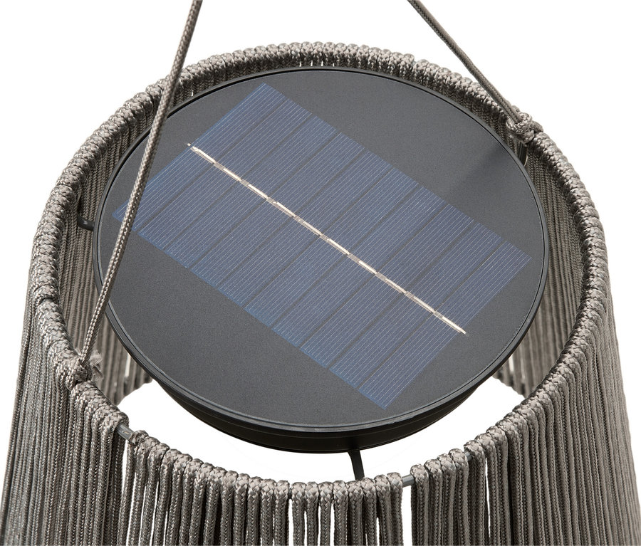 Zbliżenie lampy solarnej z plecionym abażurem.