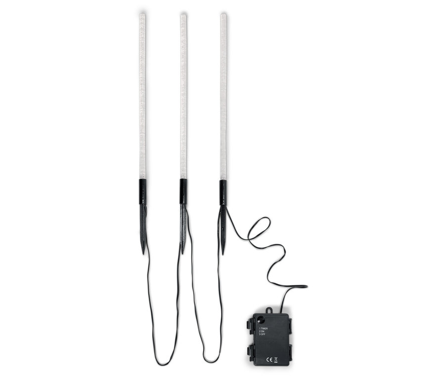 Trzy lampy ogrodowe LED z czarnym kablem i baterią na białym tle.