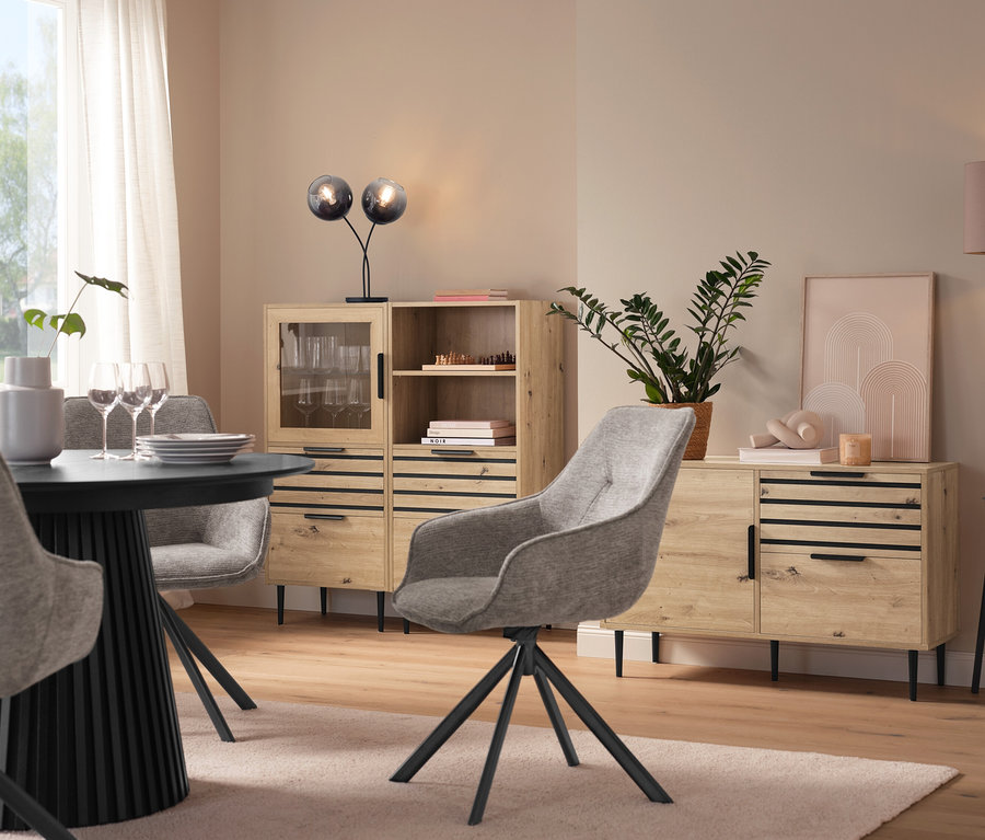 Jadalnia z okrągłym stołem, szarymi krzesłami, witryną »BAAKEN« z przeszklonymi drzwiami, regałem »BAAKEN« z szufladami i sideboardem z szufladami.