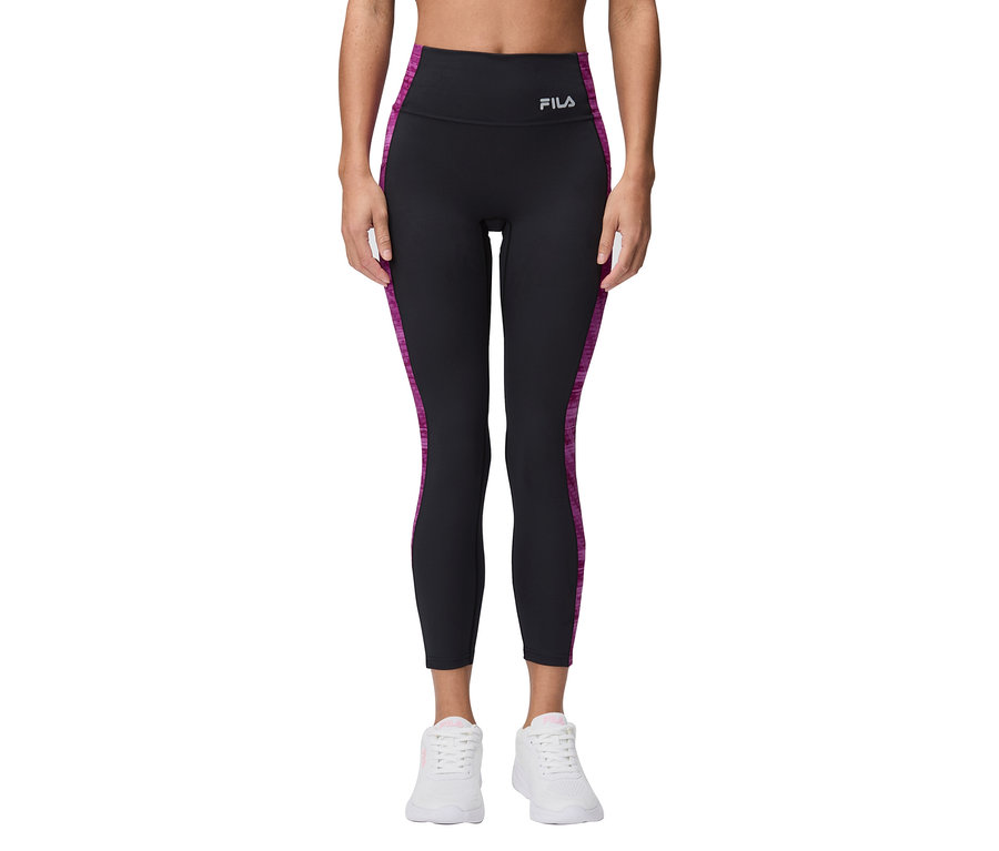 Kobieta ma na sobie czarne legginsy Fila z fioletowymi paskami i białe buty sportowe.