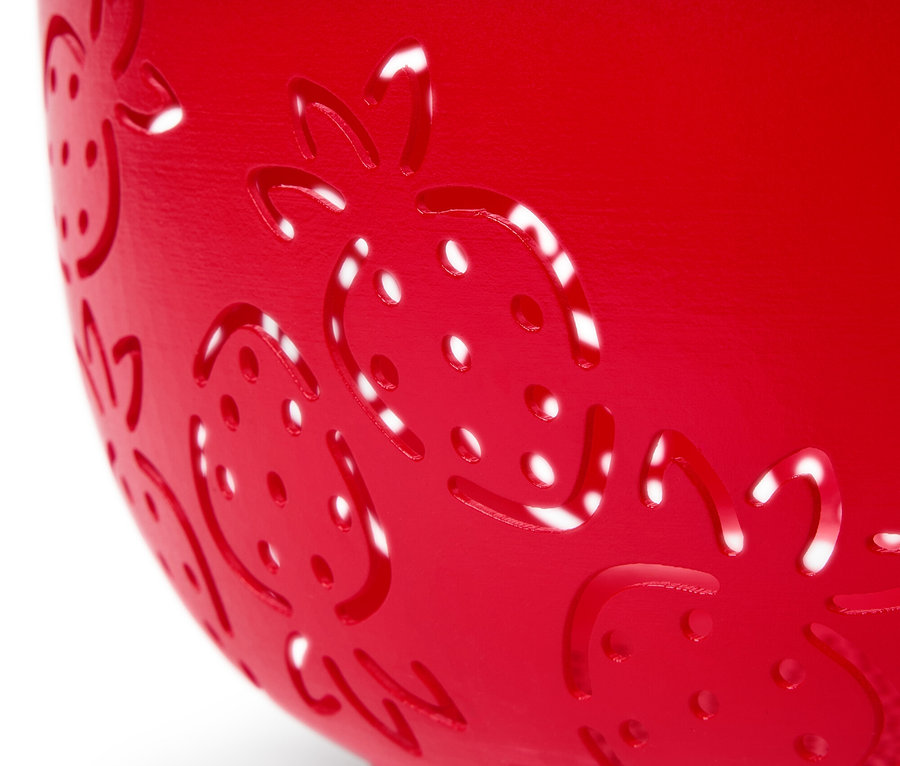 Zbliżenie na czerwony durszlak kuchenny z wzorem truskawek.