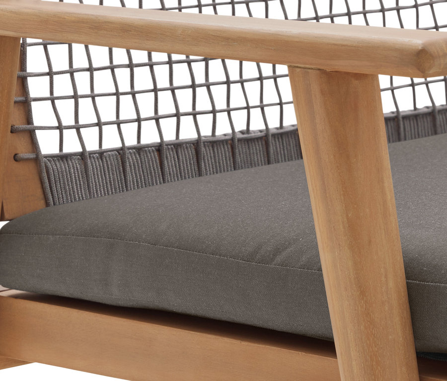 Szczegółowe ujęcie krzesła z drewnianą ramą, szarym sznurkiem i szarą poduszką.