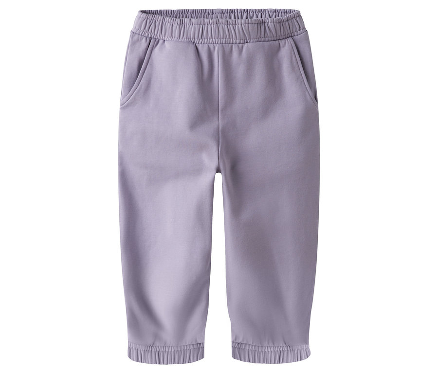 Fioletowe spodnie dresowe NAME IT leżą na białym tle.