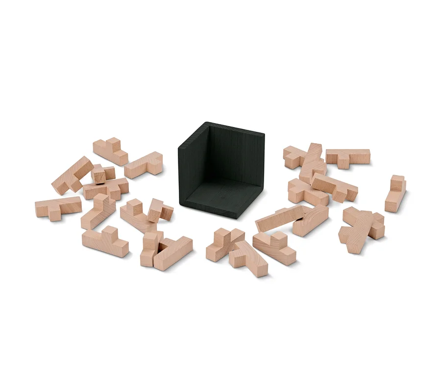 Rozłożona kostka Puzzle IQ z drewnianymi elementami i czarnym elementem narożnym.