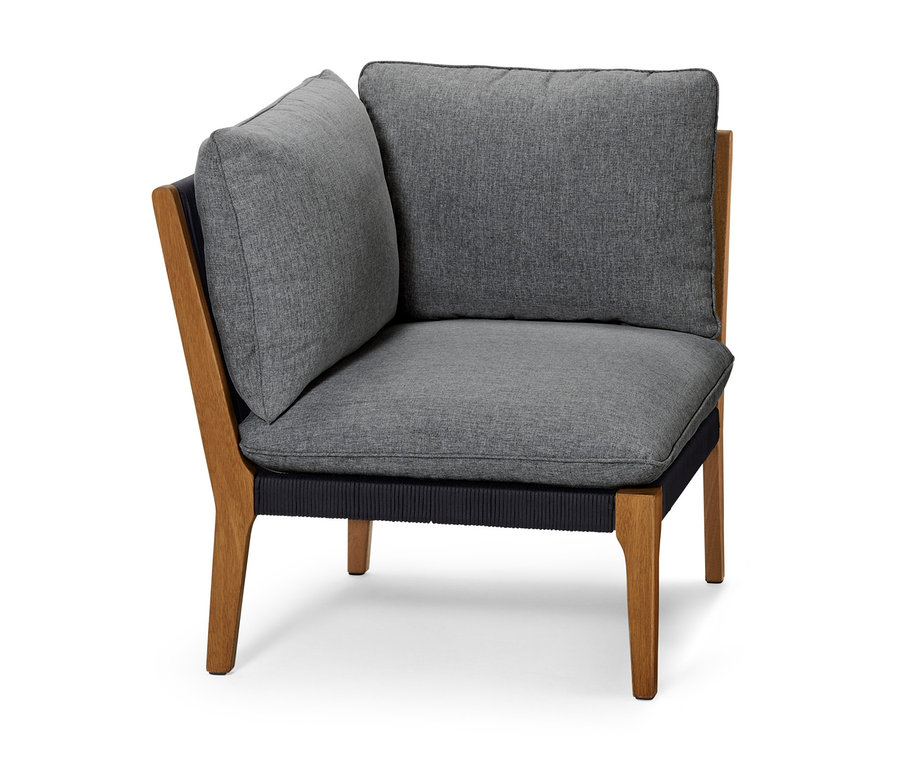 Szara sofa narożna ogrodowa z szarymi poduszkami i drewnianą ramą.