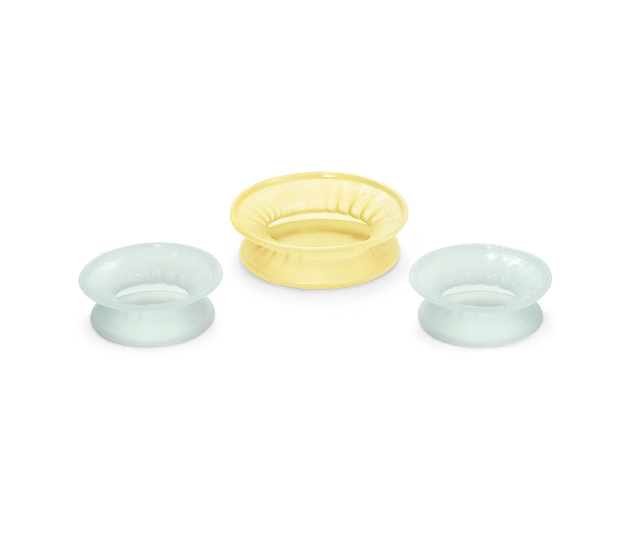 Trzy silikonowe nakładki na białym tle. Jedna żółta i dwie niebiesko-zielone. Komplet 3 nakładek silikonowych na słoiki, butelki, puszki, owoce i warzywa.
