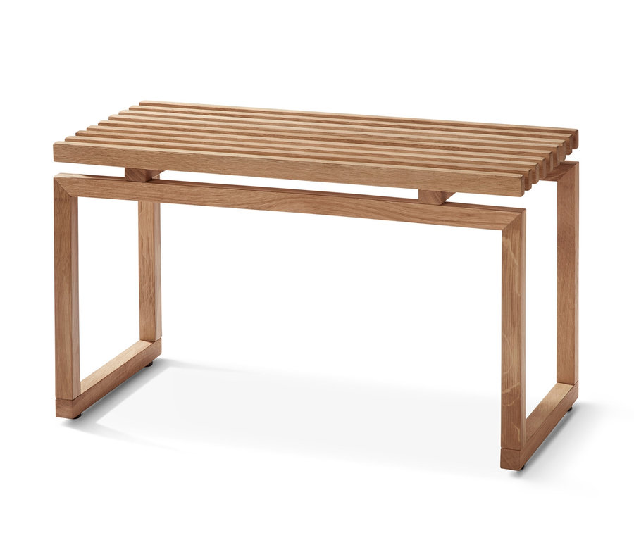 Drewniana ławka z listwowym siedziskiem.