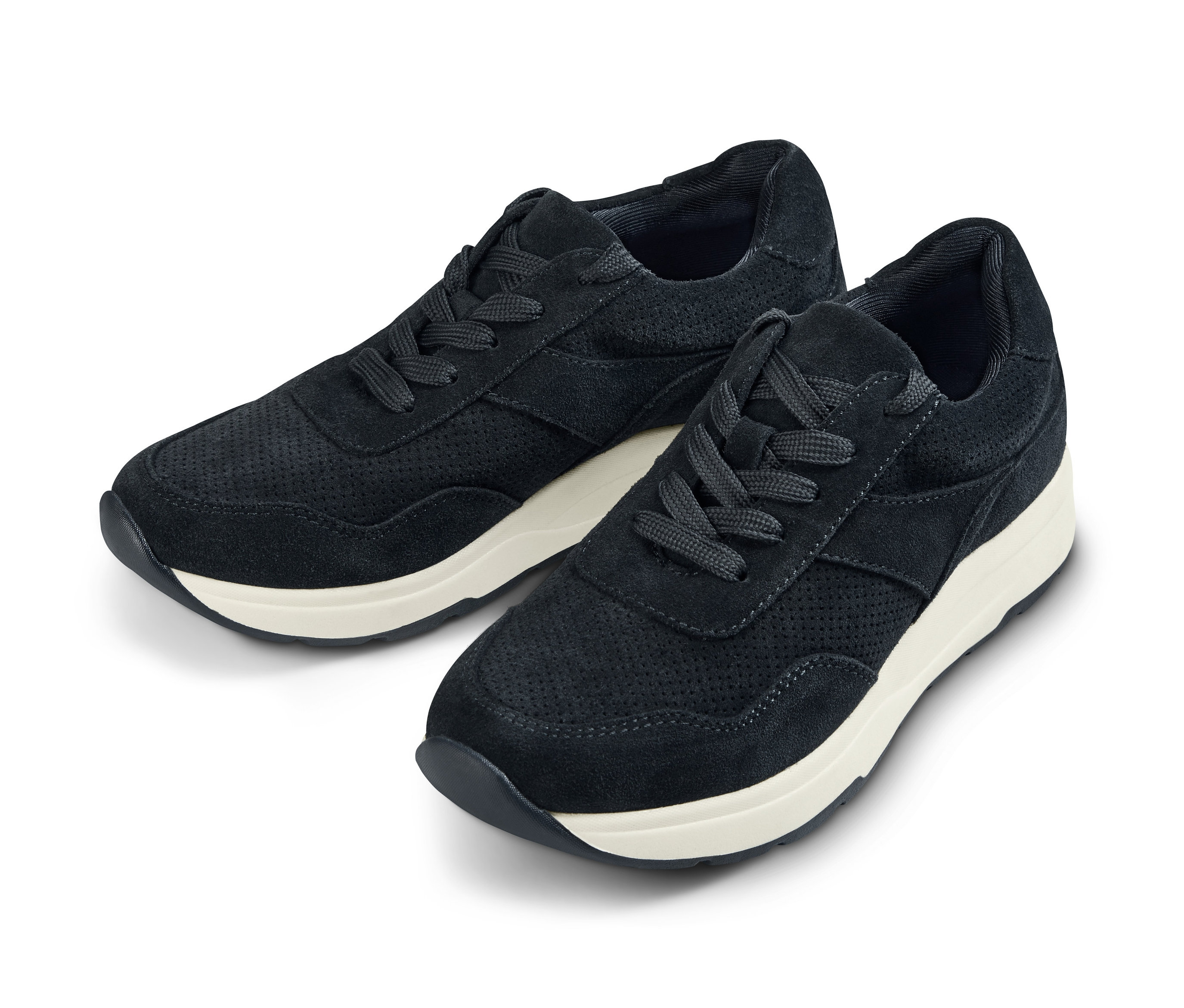 Dwa buty typu sneaker z weluru na białym tle.