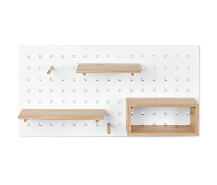 Biała płyta perforowana z różnie rozmieszczonymi drewnianymi półkami.