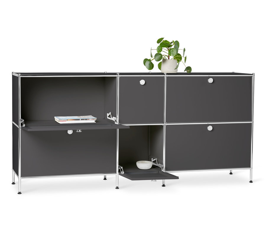 Szara metalowa szafka typu sideboard »CN3« duża, z 6 komorami z klapami. Na górze stoi roślina.