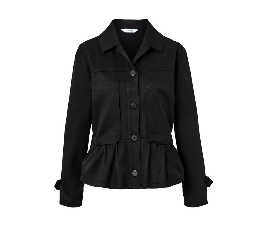 Czarna kurtka koszulowa zapinana na guziki.