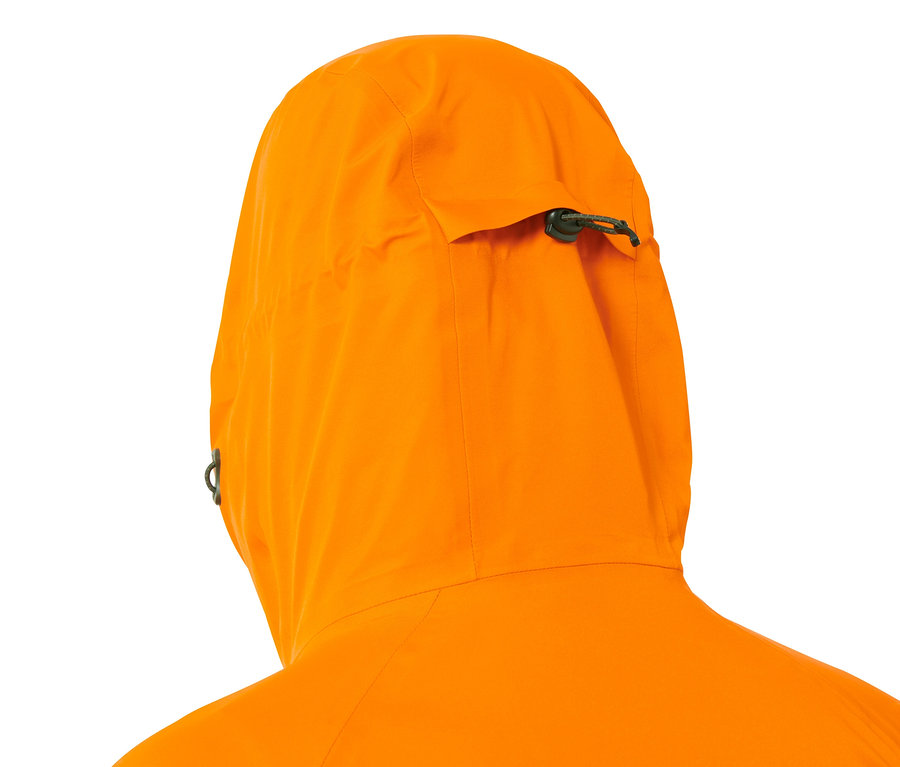 Zbliżenie na kaptur kurtki narciarskiej typu hardshell.