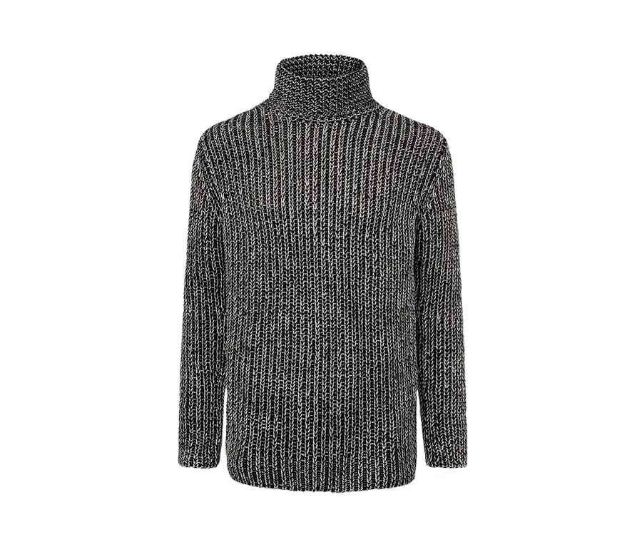 Sweter o grubym splocie z golfem.