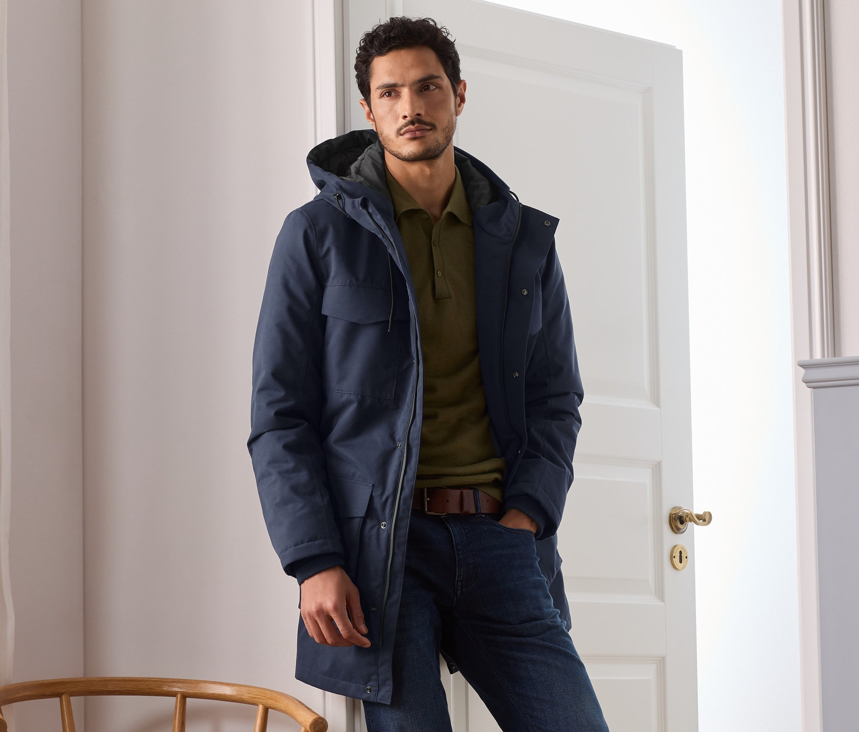 Mężczyzna ma na sobie niebieską parkę.