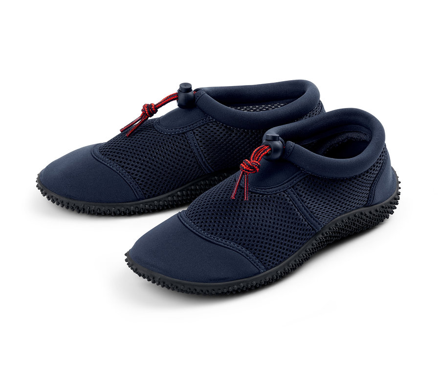 Dwa buty do wody na białym tle.