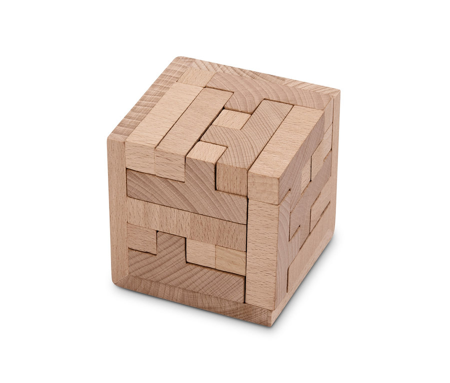 Drewniana kostka Puzzle IQ na białym tle.