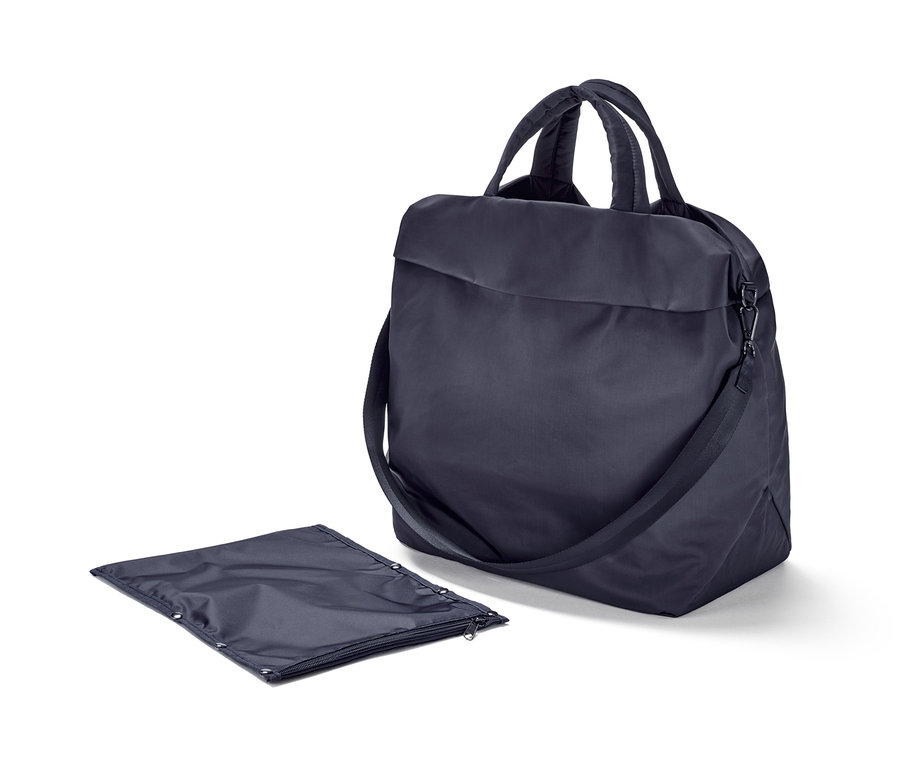 Granatowa torba sportowa z uchwytami i paskiem na ramię obok złożonej granatowej torby.
