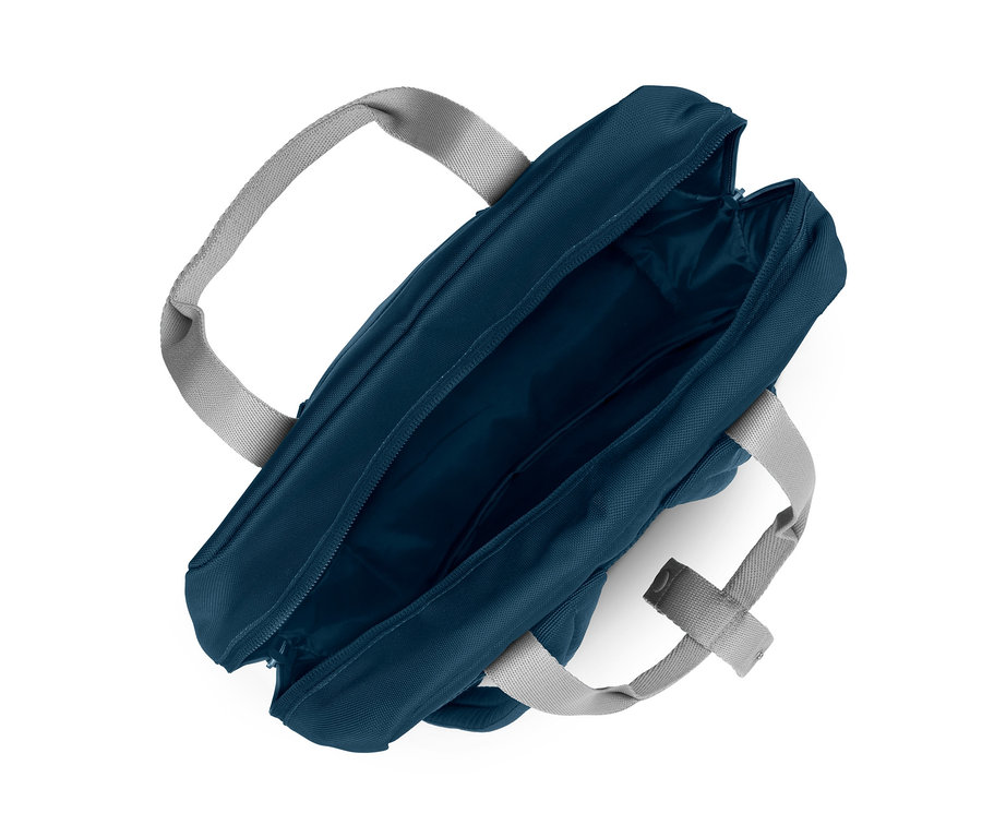 Otwarty plecak outdoorowy.