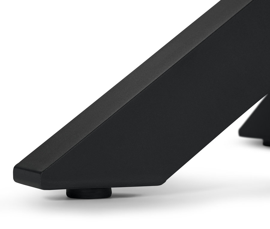 Zbliżenie na nowoczesną nogę stołu do jadalni z drewna tekowego w kształcie litery X.