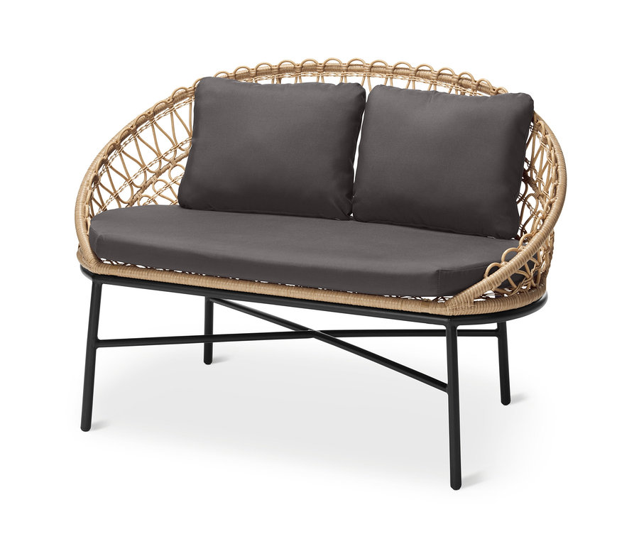 Stylowa ławka ogrodowa z plecionką polirattanową i dwiema szarymi poduszkami.