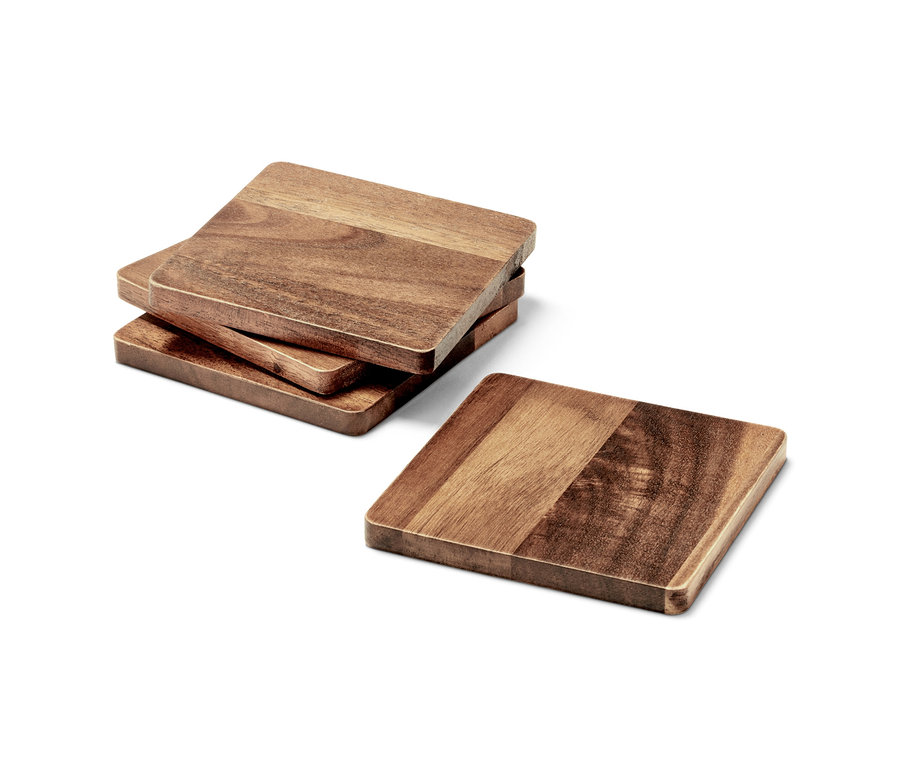 Cztery drewniane podstawki pod szklanki, ułożone w stos i jedna osobno.