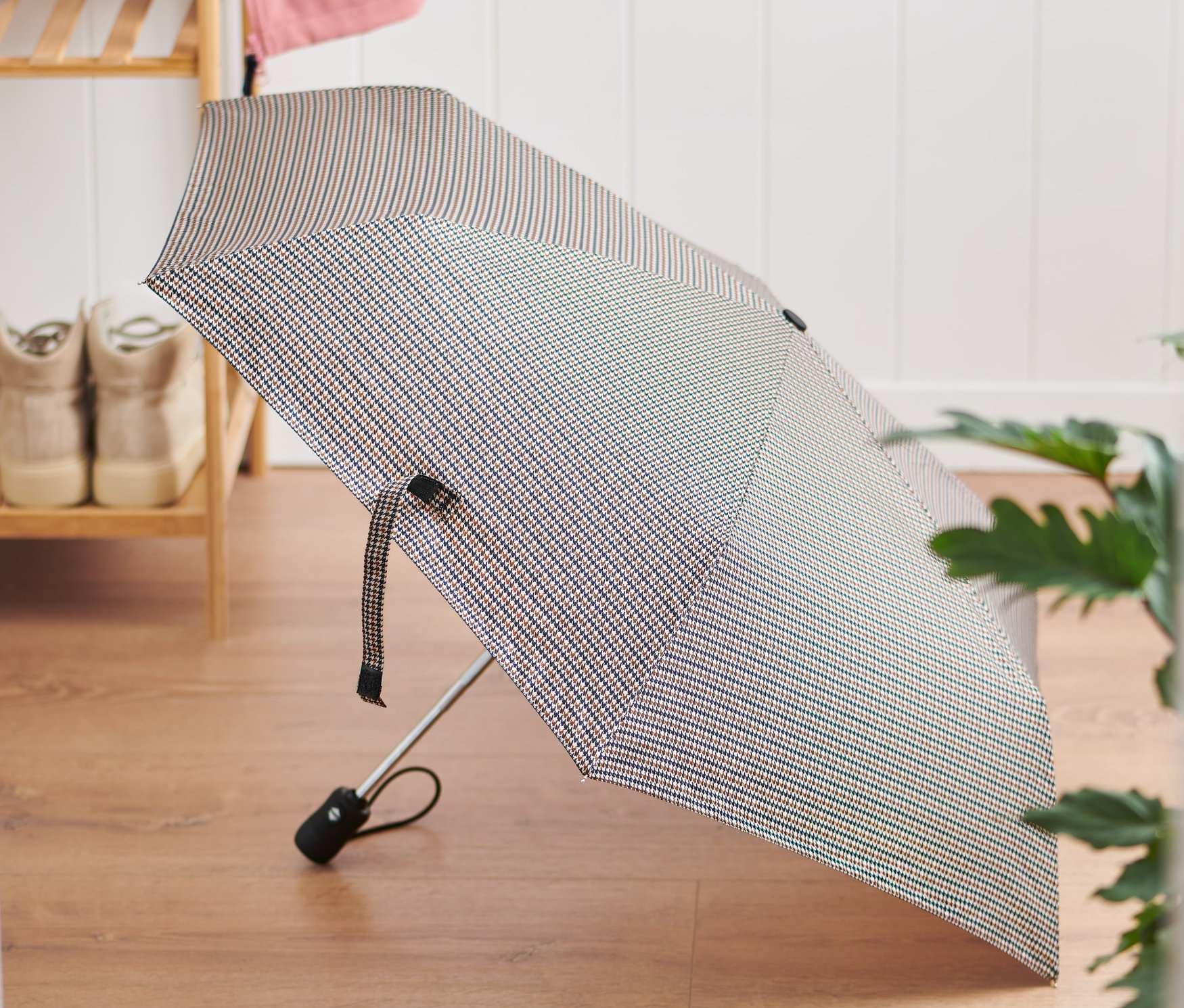 Na podłodze leży kieszonkowy parasol automatyczny.