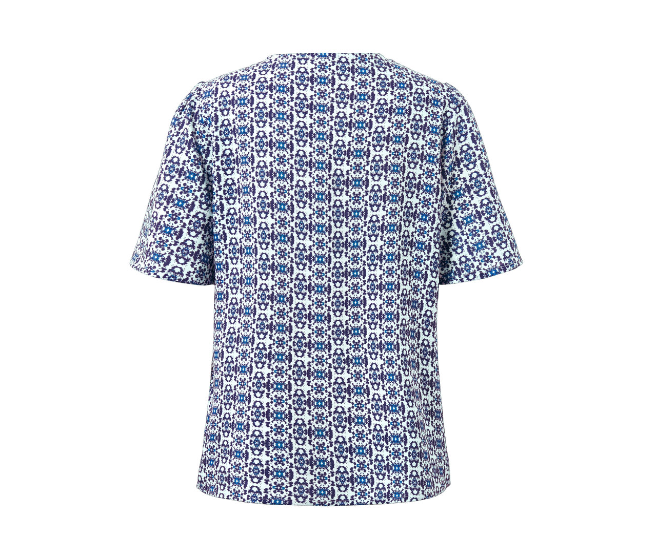 Detal damskiej bluzki z nadrukiem na całej powierzchni.