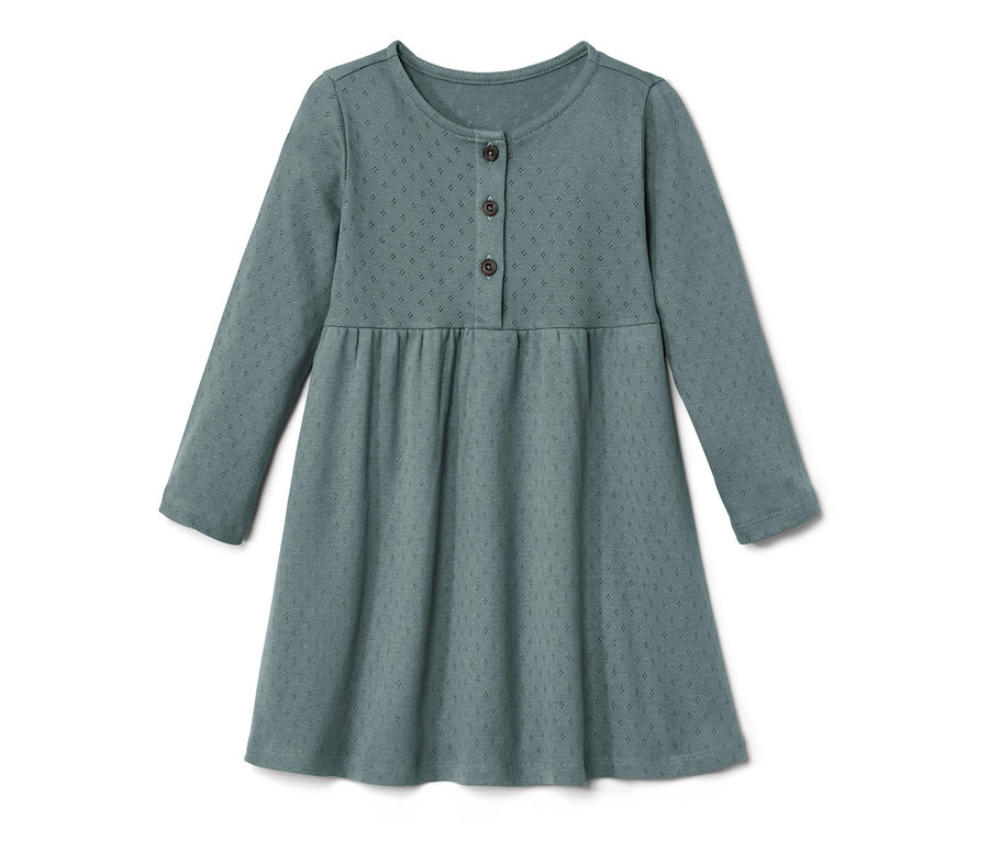 Niebieska sukienka z długim rękawem i guzikami.