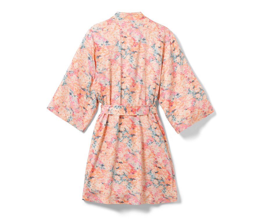 Widok z tyłu szlafroka we wzór kwiatowy.