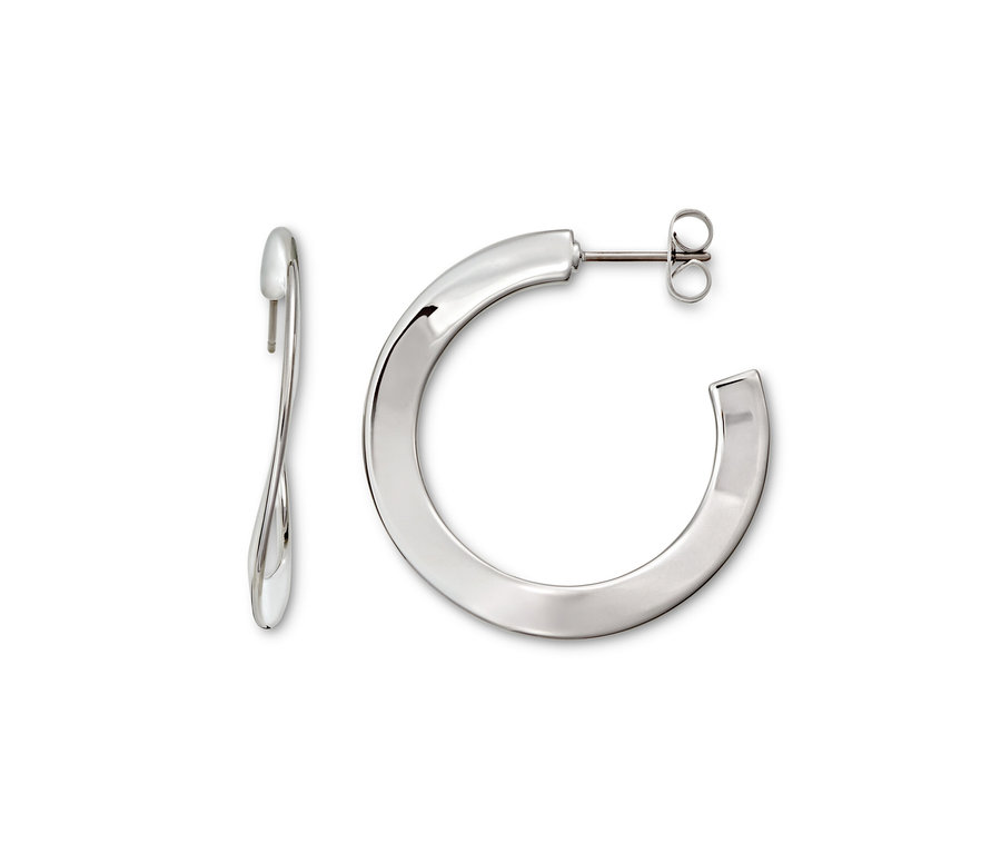 Dwa srebrne kolczyki Wave na białym tle.