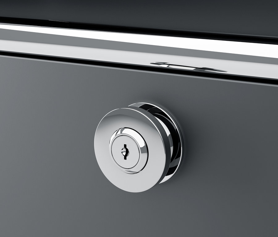 Szczegół szarej szafki ze srebrnym zamkiem do mebli z kolekcji »CN3«.