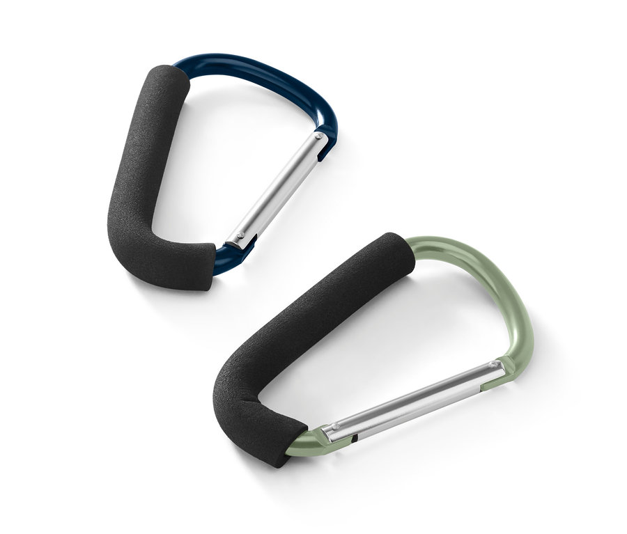 Dwa karabińczyki XXL: jeden niebieski i jeden zielony, oba z czarną piankową rączką.