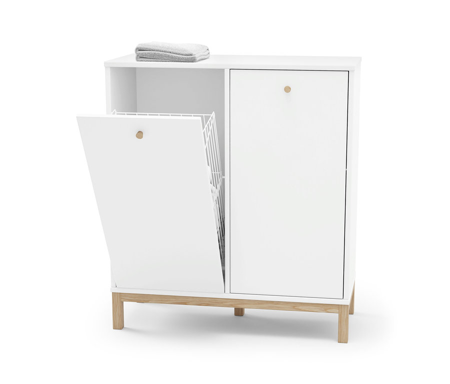 Biała szafka z koszami na pranie z otwartymi drzwiczkami po lewej stronie, ukazującymi biały druciany kosz. Na górze szafki leży złożony szary ręcznik.