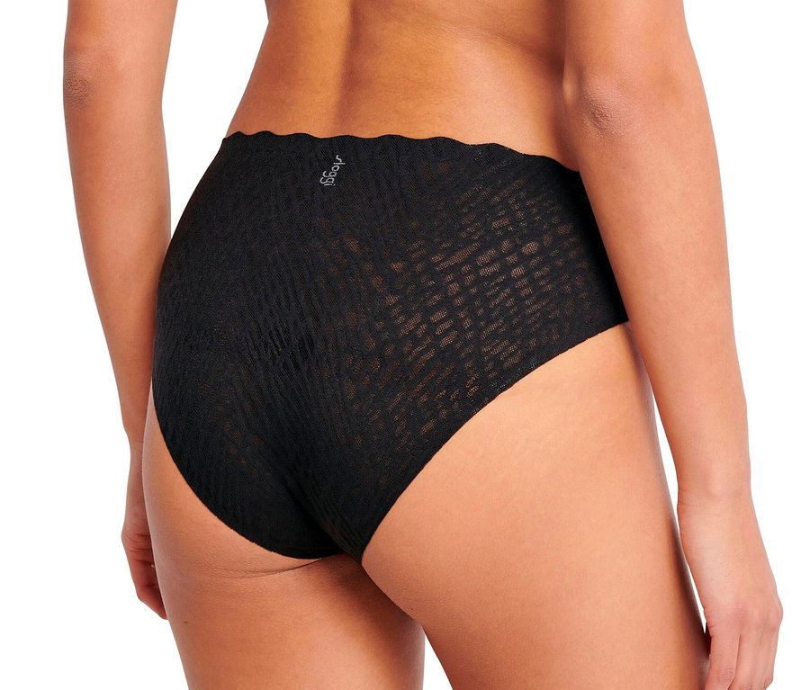 Kobieta od tyłu w czarnych figach high leg sloggi ZERO Feel Bliss z falistym brzegiem.