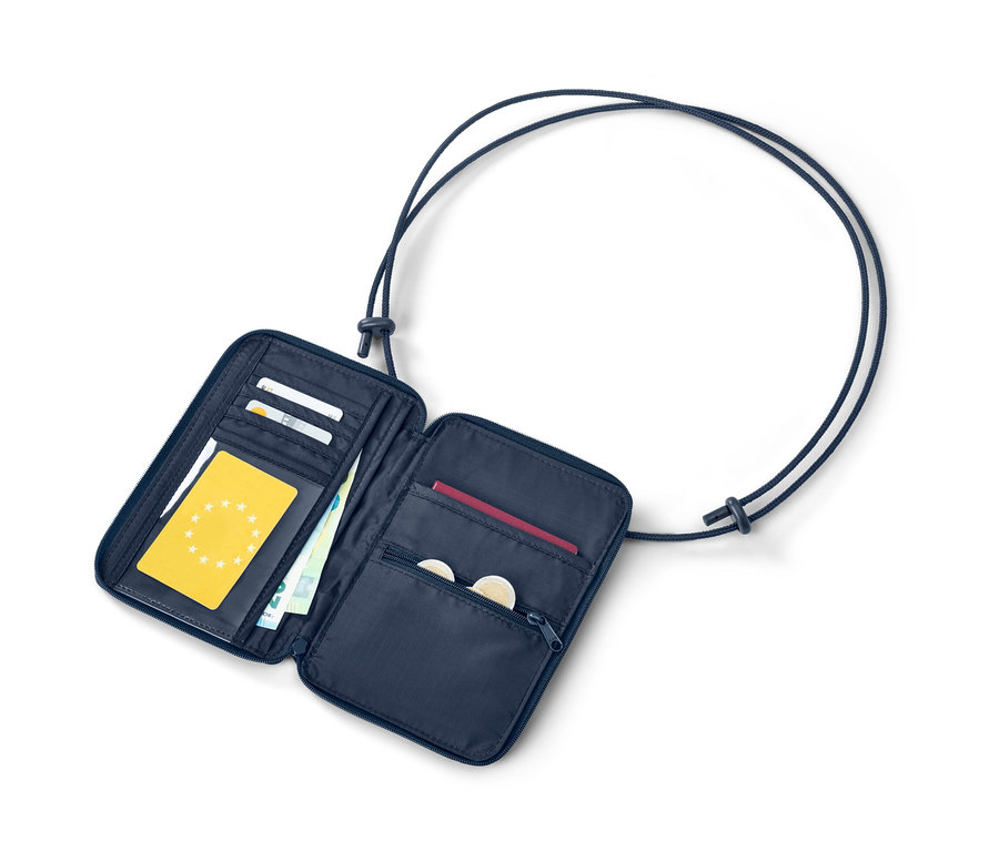 Otwarta antykradzieżowa torebka na szyję z banknotami euro, kartami i paszportem.
