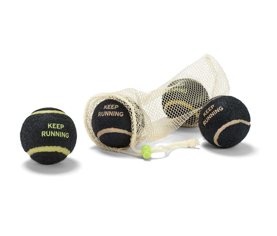 Cztery piłeczki dla psów, trzy z nich w siatce.