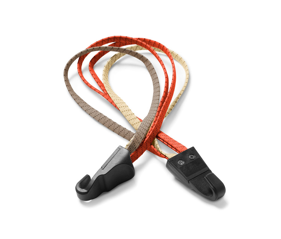 Trzy paski mocujące do roweru w kolorach brązowym, beżowym i pomarańczowym z czarnymi plastikowymi haczykami na końcach.